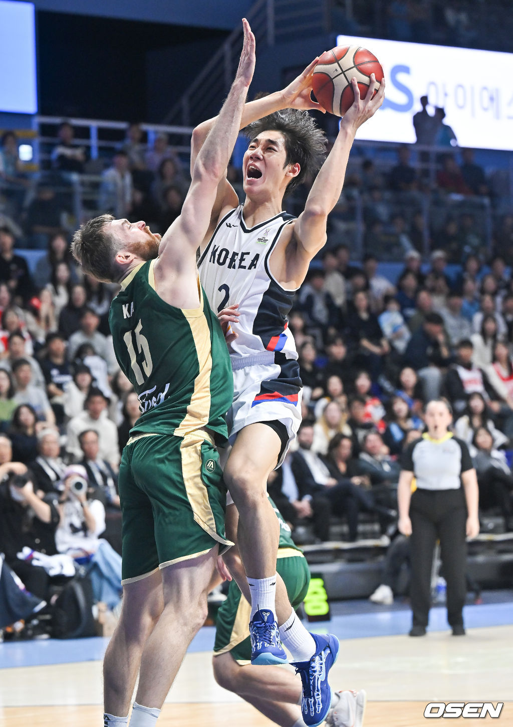 24일 고양 소노 아레나에서 2025 국제농구연맹(FIBA) 아시아컵 예선 A조 한국과 호주의 경기가 진행됐다.조별리그 6경기 중 3경기를 마친 한국은 조 2위를 유지하며 각 조 2위까지 주어지는 아시아컵 본선 직행에 도전하고 있다. 2쿼터 이원석이 레이업슛을 시도하고 있다.   2024.11.24   / soul1014@osen.co.kr