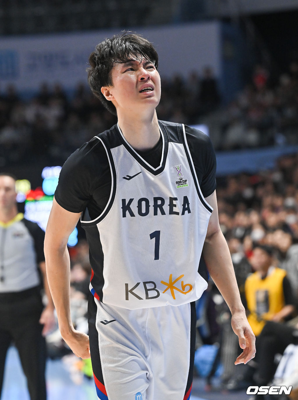 24일 고양 소노 아레나에서 2025 국제농구연맹(FIBA) 아시아컵 예선 A조 한국과 호주의 경기가 진행됐다.조별리그 6경기 중 3경기를 마친 한국은 조 2위를 유지하며 각 조 2위까지 주어지는 아시아컵 본선 직행에 도전하고 있다. 3쿼터 이현중이 파울에 쓰러진뒤 고통스러워하고 있다. 2024.11.24   / soul1014@osen.co.kr