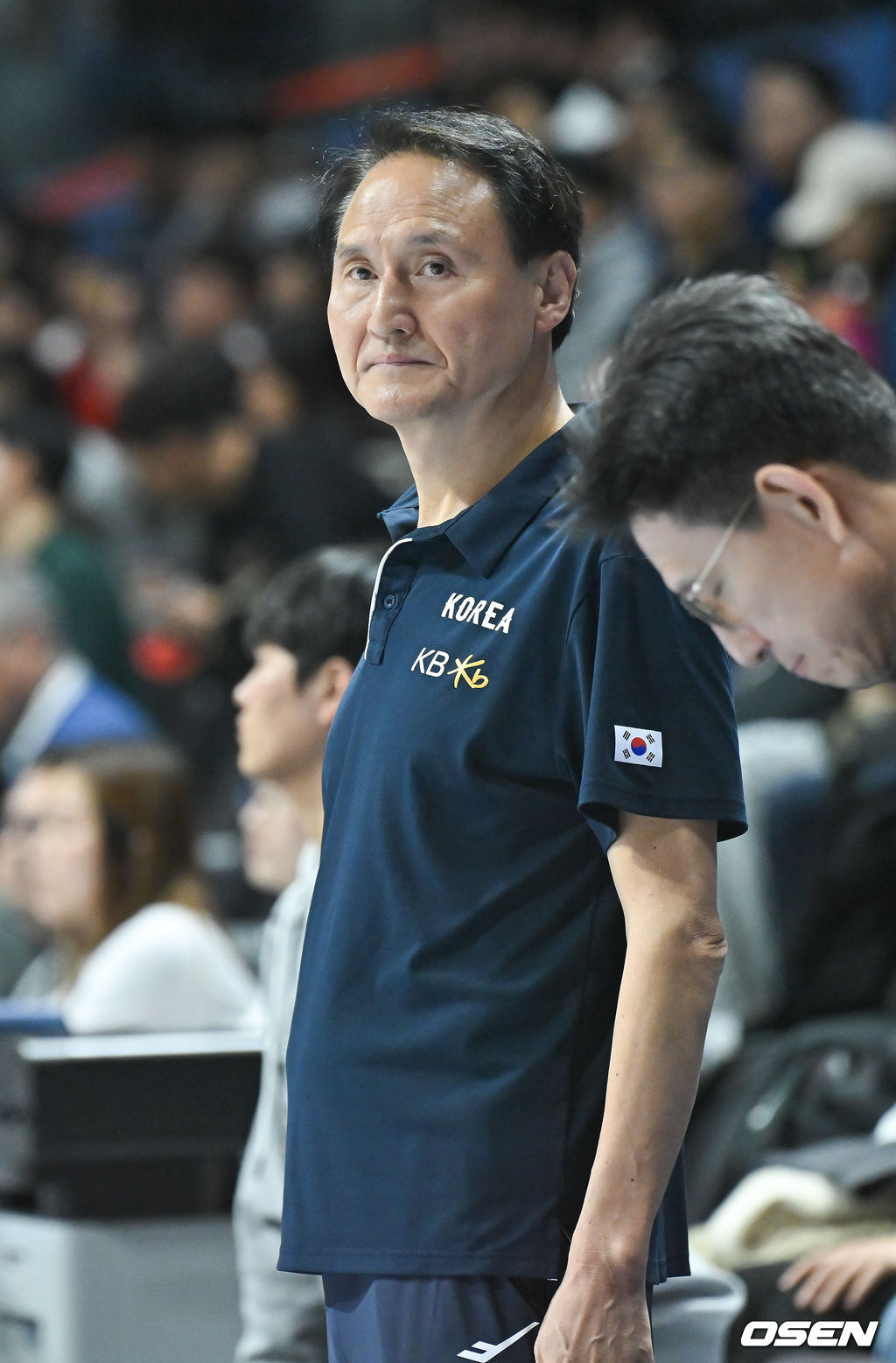 24일 고양 소노 아레나에서 2025 국제농구연맹(FIBA) 아시아컵 예선 A조 한국과 호주의 경기가 진행됐다.조별리그 6경기 중 3경기를 마친 한국은 조 2위를 유지하며 각 조 2위까지 주어지는 아시아컵 본선 직행에 도전하고 있다. 경기 앞서 안준호 감독이 코트를 바라보고 있다.  2024.11.24   / soul1014@osen.co.kr