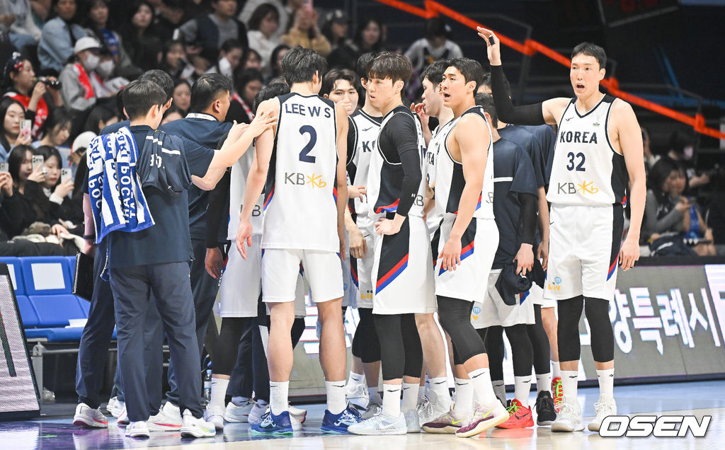 24일 고양 소노 아레나에서 2025 국제농구연맹(FIBA) 아시아컵 예선 A조 한국과 호주의 경기가 진행됐다.조별리그 6경기 중 3경기를 마친 한국은 조 2위를 유지하며 각 조 2위까지 주어지는 아시아컵 본선 직행에 도전하고 있다. 3쿼터 시작을 앞두고 농구대표팀 선수들이 파이팅을 하고 있다. 2024.11.24   / soul1014@osen.co.kr