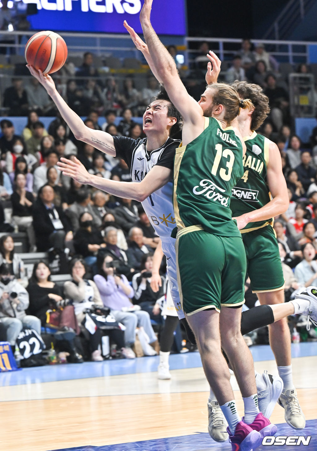 24일 고양 소노 아레나에서 2025 국제농구연맹(FIBA) 아시아컵 예선 A조 한국과 호주의 경기가 진행됐다.조별리그 6경기 중 3경기를 마친 한국은 조 2위를 유지하며 각 조 2위까지 주어지는 아시아컵 본선 직행에 도전하고 있다. 2쿼터 이현중이 골밑슛을 시도하고 있다.  2024.11.24   / soul1014@osen.co.kr