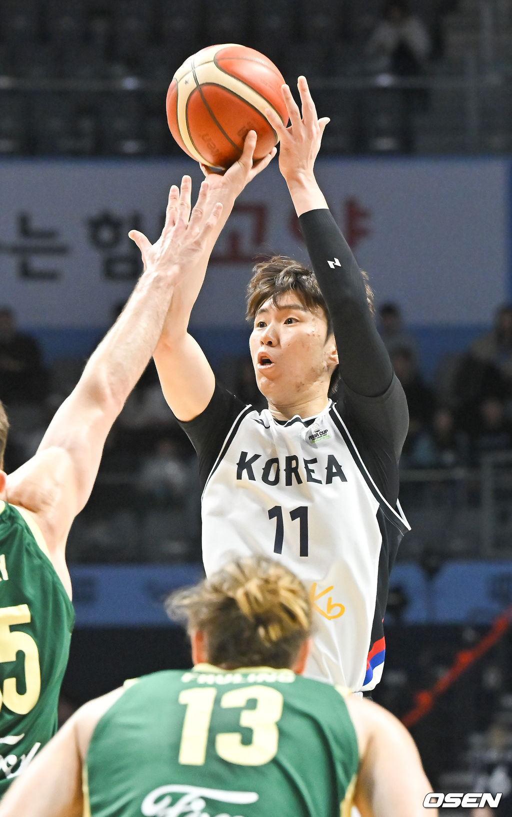 24일 고양 소노 아레나에서 2025 국제농구연맹(FIBA) 아시아컵 예선 A조 한국과 호주의 경기가 진행됐다.조별리그 6경기 중 3경기를 마친 한국은 조 2위를 유지하며 각 조 2위까지 주어지는 아시아컵 본선 직행에 도전하고 있다. 2쿼터 이우석이 슛을 시도하고 있다.   2024.11.24   / soul1014@osen.co.kr