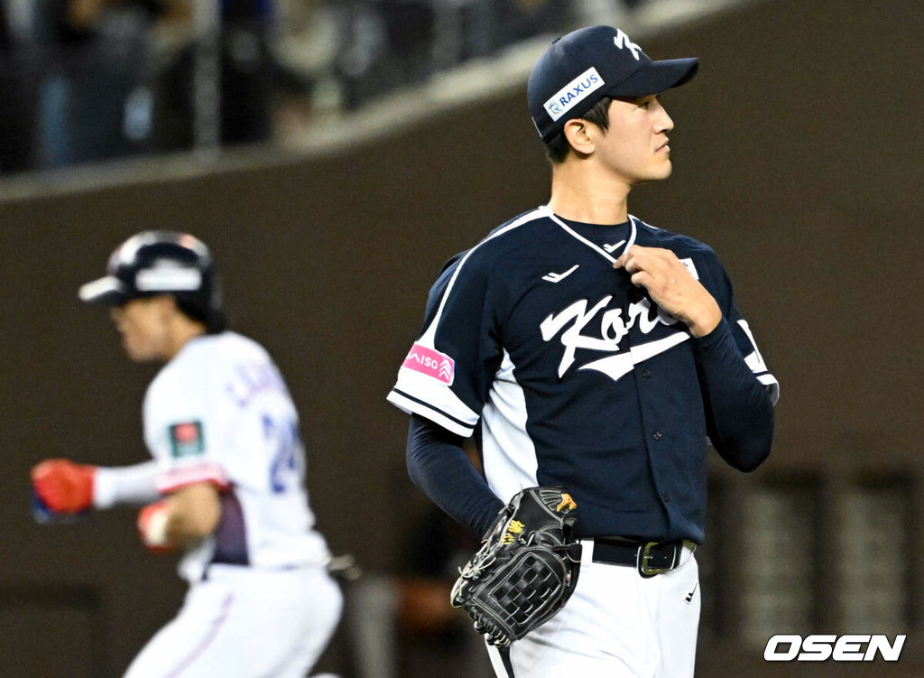 13일 오후 대만 타이베이돔에서 세계야구소프트볼연맹(WBSC) 프리미어12 2024 B조 1차전 대한민국과 대만의 경기가 열렸다.대한민국은 1차전 선발투수로 고영표, 대만은 린위민을 내세웠다.2회말 2사 2루 한국 선발 고영표가 대만 천제슈엔에게 투런 홈런을 허용한 뒤 아쉬워하고 있다. 2024.11.13 /sunday@osen.co.kr