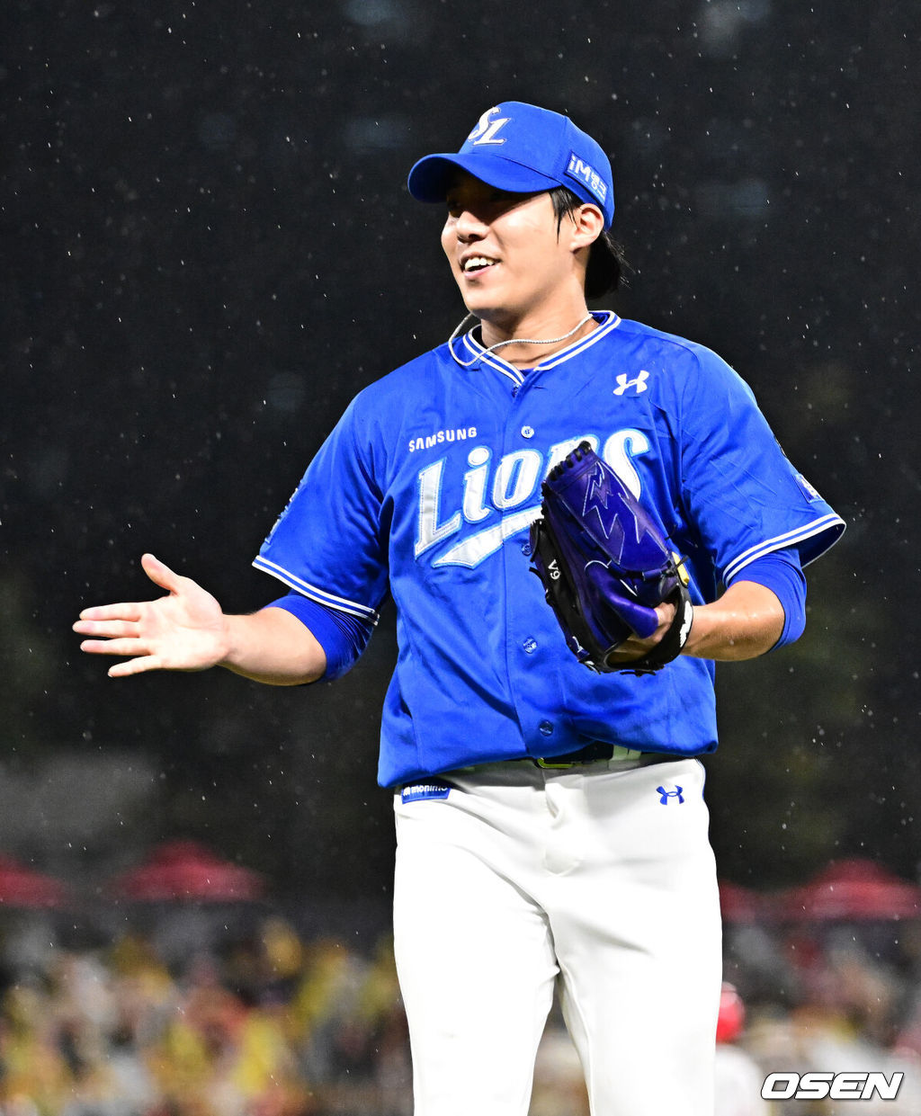 21일 광주 기아챔피언스필드에서 2024 신한 SOL뱅크 KBO 한국시리즈 1차전 KIA 타이거즈와 삼성 라이온즈의 경기가 열렸다.KIA는 네일, 삼성은 원태인을 선발 투수로 내세웠다.4회말 2사 1,2루에서 삼성 원태인이 KIA 최원준의 투수 앞 땅볼 타구를 처리하며 기뻐하고 있다. 2024.10.21 / jpnews@osen.co.kr