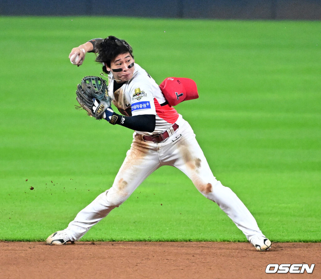 28일 광주 기아챔피언스필드에서 2024 신한 SOL뱅크 KBO 한국시리즈 5차전 KIA 타이거즈와 삼성 라이온즈의 경기가 열렸다.KIA는 양현종, 삼성은 이승현을 선발 투수로 내세웠다.6회초  2사에서 KIA 박찬호가 삼성 박병호의 유격수 내야안타에 1루로 송구하고 있다. 2024.10.28 / 