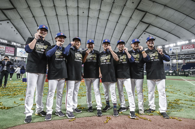 대만야구대표팀이 프리미어12 우승 후 기뻐하고 있다. /WBSC 홈페이지