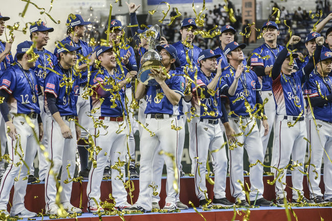 대만야구대표팀이 프리미어12 우승 시상식을 갖고 있다. /WBSC 홈페이지