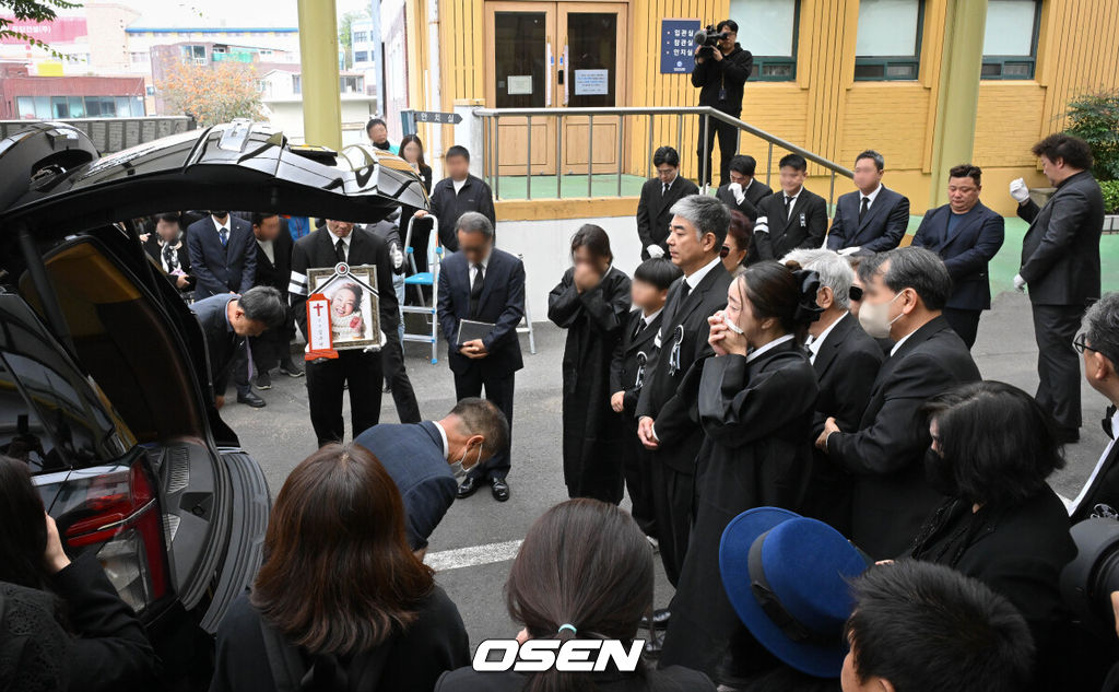 고(故) 김수미의 발인식이 27일 오전 11시 서울 성동구 한양대병원 장례식장에 엄수됐다. 고인의 비보는 지난 25일에 전해졌다. 이날 서울 서초경찰서에 따르면 故 김수미는 이날 오전 8시께 심정지가 발생해 서초구 가톨릭대학교 서울성모병원으로 이송됐으나 결국 사망 판정을 받았다.故김수미의 발인식이 엄수된 가운데 가족들이 마지막을 배웅하고 있다. 2024.10.27 /cej@osen.co.kr