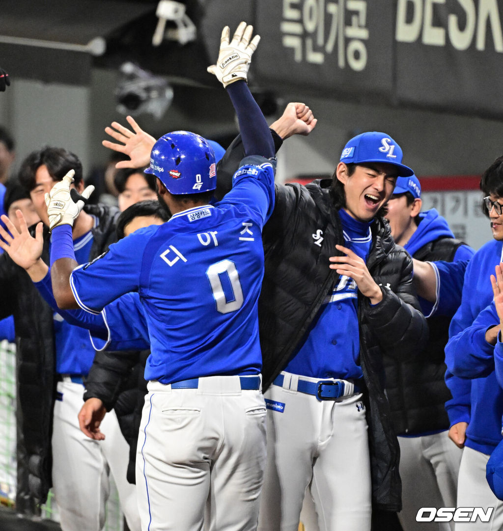 28일 광주 기아챔피언스필드에서 2024 신한 SOL뱅크 KBO 한국시리즈 5차전 KIA 타이거즈와 삼성 라이온즈의 경기가 열렸다.KIA는 양현종, 삼성은 이승현을 선발 투수로 내세웠다.3회초 2사 1루에서 삼성 디아즈가 연타석 홈런을 날리며 구자욱과 기뻐하고 있다. 2024.10.28 / jpnews@osen.co.kr