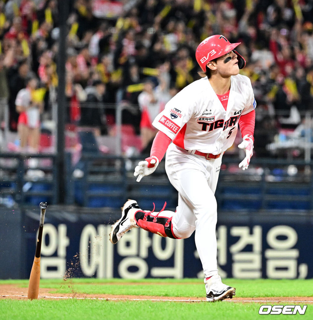 ]  23일 광주 기아챔피언스필드에서 2024 신한 SOL뱅크 KBO 한국시리즈 2차전 KIA 타이거즈와 삼성 라이온즈의 경기가 열렸다.KIA는 양현종, 삼성은 황동재를 선발 투수로 내세웠다.2회말 2사에서 KIA 김도영이 우월 솔로포를 날리고 있다. 2024.10.23 / jpnews@osen.co.kr