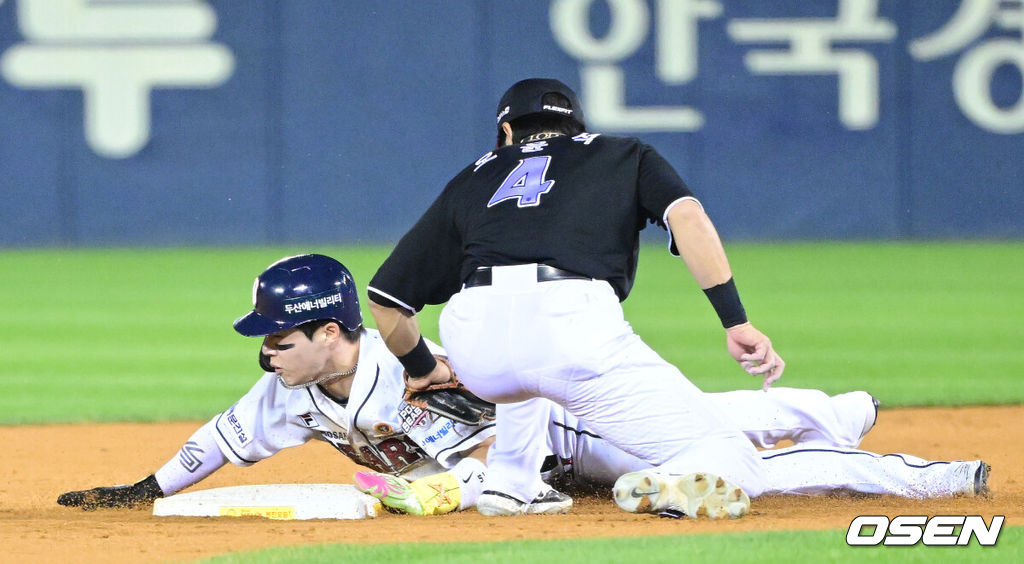 2일 오후 서울 잠실야구장에서 ‘2024 신한 SOL뱅크 KBO 포스트시즌’ 와일드카드 결정 1차전 두산 베어스와 KT 위즈의 경기가 열렸다.두산은 곽빈, KT는 윌리엄 쿠에바스를 선발 투수로 내세웠다.3회말 1사 1루 상황 두산 김재호 타석 때 주자 조수행이 2루 도루에 성공하고 있다. 2024.10.02 / dreamer@osen.co.kr