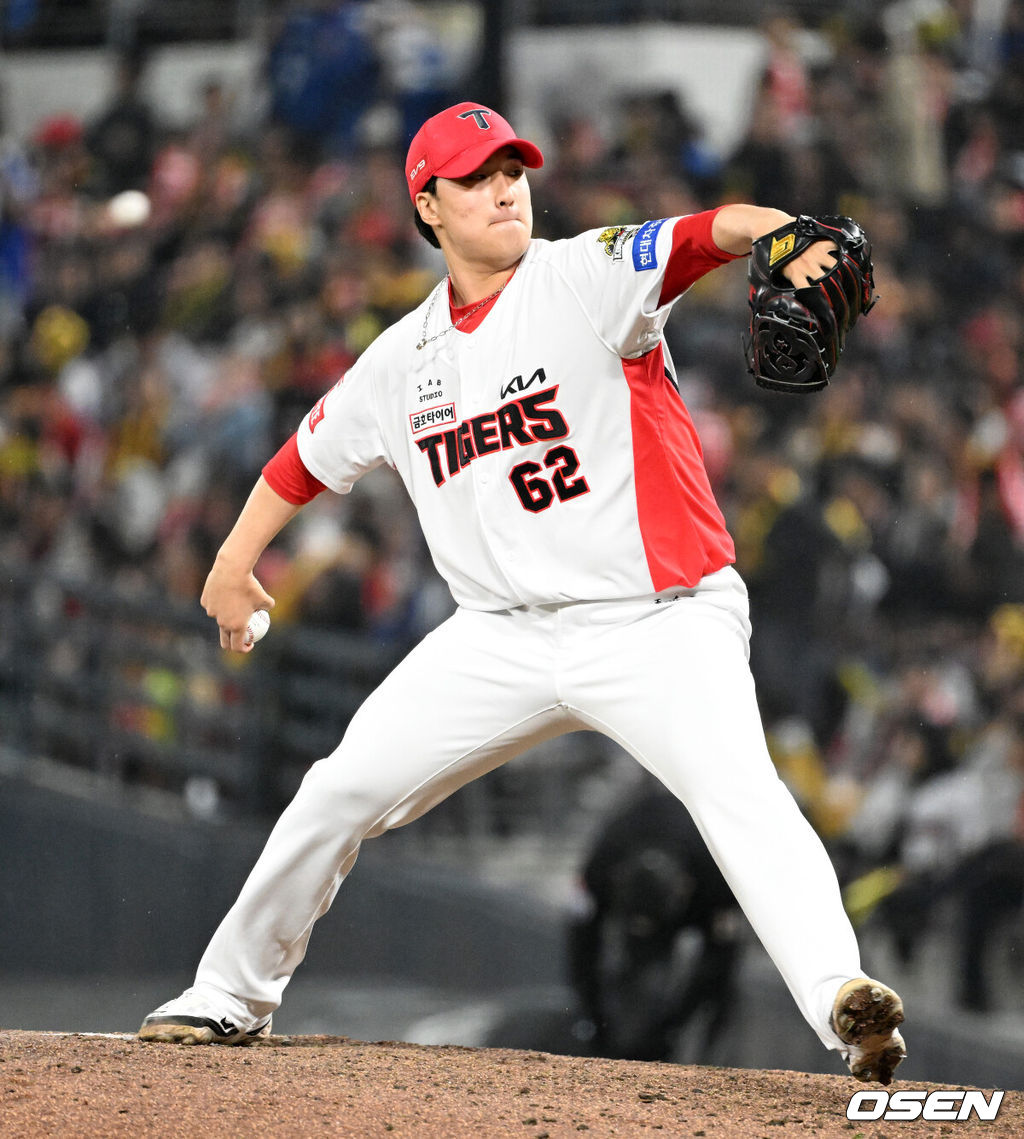 28일 광주 기아챔피언스필드에서 2024 신한 SOL뱅크 KBO 한국시리즈 5차전 KIA 타이거즈와 삼성 라이온즈의 경기가 열렸다.KIA는 양현종, 삼성은 이승현을 선발 투수로 내세웠다.8회초 2사 만루에서 KIA 정해영이 역투하고 있다. 2024.10.28 / sunday@osen.co.kr