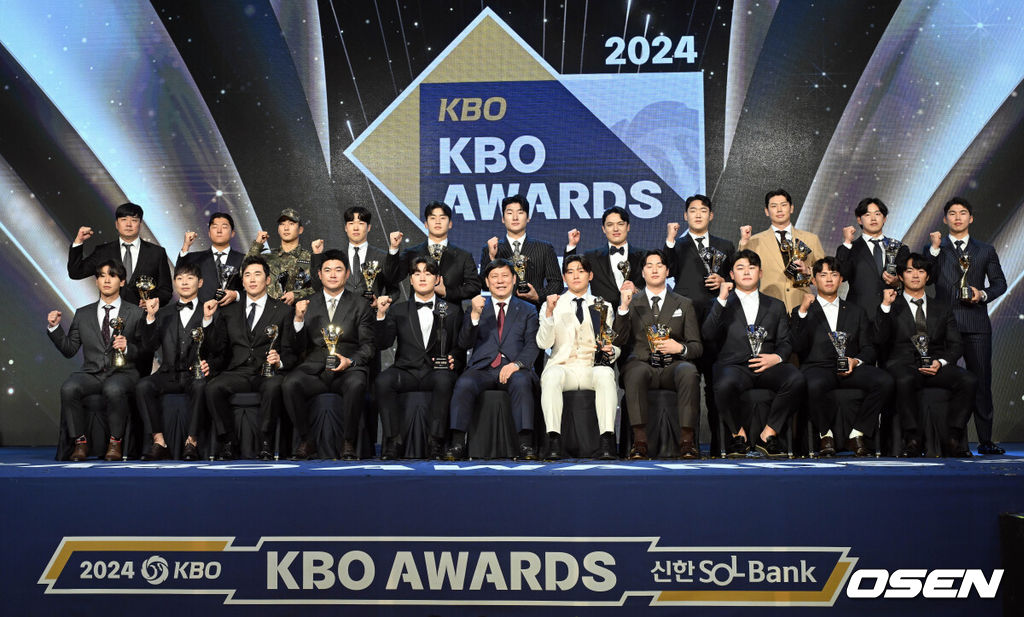 2024 신한 SOL뱅크 KBO 시상식이 26일 오후 서울 송파구 롯데호텔 월드 크리스탈볼룸에서 열렸다.이날 시상식에서는 퓨처스(2군)리그, KBO리그 투타 개인 부문별 1위 선수와 KBO 수비상에 대한 시상과 함께 정규시즌 최우수선수(MVP)와 신인상 주인공이 발표됐다.허구연 총재와 수상한 선수들이 포즈를 취하고 있다. 2024.11.26 /