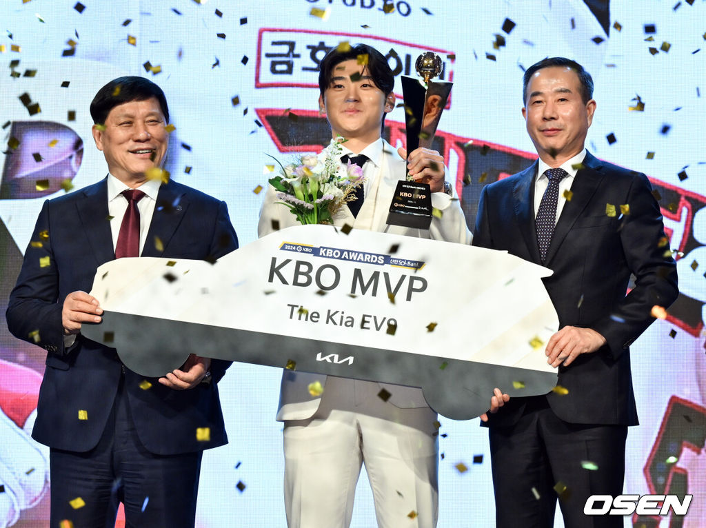 2024 신한 SOL뱅크 KBO 시상식이 26일 오후 서울 송파구 롯데호텔 월드 크리스탈볼룸에서 열렸다.이날 시상식에서는 퓨처스(2군)리그, KBO리그 투타 개인 부문별 1위 선수와 KBO 수비상에 대한 시상과 함께 정규시즌 최우수선수(MVP)와 신인상 주인공이 발표됐다.MVP를 수상한 KIA 김도영이 포즈를 취하고 있다. 2024.11.26 /cej@osen.co.kr