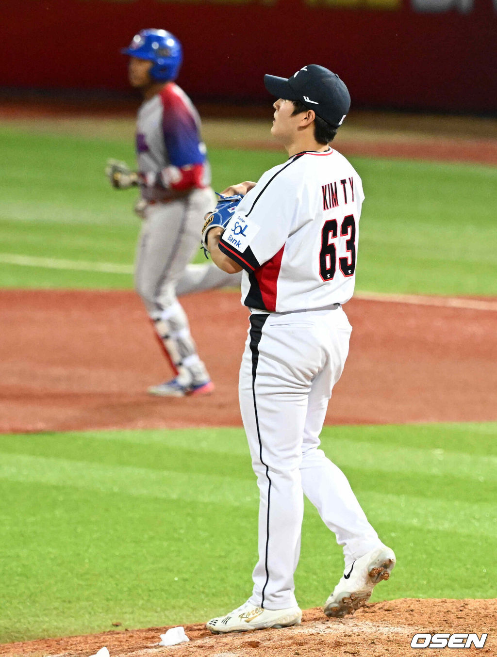 14일 오후 대만 타이베이 티엔무야구장에서 세계야구소프트볼연맹(WBSC) 프리미어12 2024 B조 2차전 대한민국과 쿠바의 경기가 열렸다.대한민국은 2차전 선발투수로 곽빈, 쿠바는 리반 모이넬로를 내세웠다.8회초 무사에서 대한민국 김택연이 쿠바 기베르트에 이어 비날레스에 백투백 홈런을 허용하며 아쉬워하고 있다. 2024.11.14 /sunday@osen.co.kr