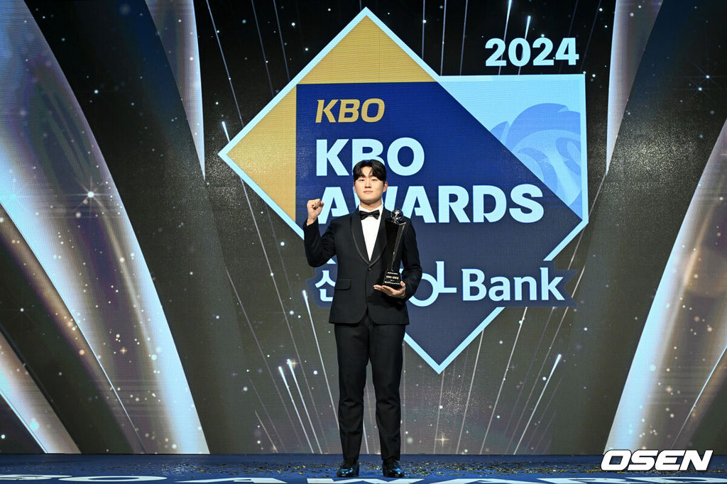 2024 신한 SOL뱅크 KBO 시상식이 26일 오후 서울 송파구 롯데호텔 월드 크리스탈볼룸에서 열렸다.이날 시상식에서는 퓨처스(2군)리그, KBO리그 투타 개인 부문별 1위 선수와 KBO 수비상에 대한 시상과 함께 정규시즌 최우수선수(MVP)와 신인상 주인공이 발표됐다.신인상을 수상한 두산 김택연이 포즈를 취하고 있다. 2024.11.26 /