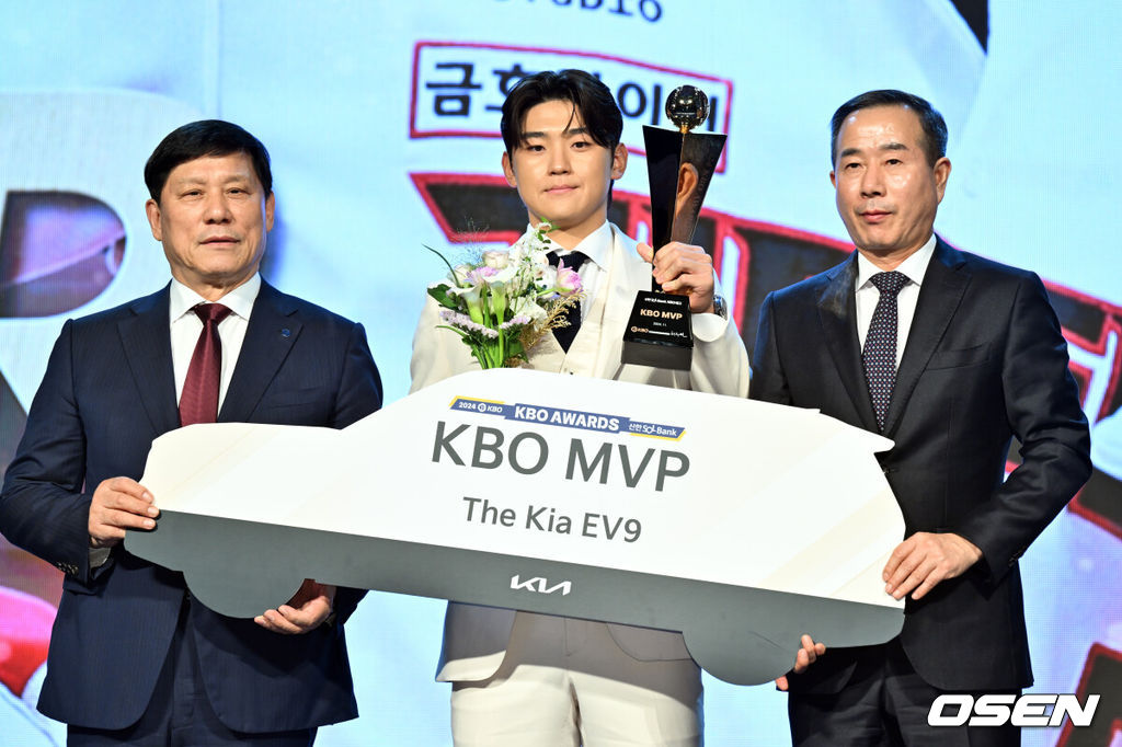 2024 신한 SOL뱅크 KBO 시상식이 26일 오후 서울 송파구 롯데호텔 월드 크리스탈볼룸에서 열렸다.이날 시상식에서는 퓨처스(2군)리그, KBO리그 투타 개인 부문별 1위 선수와 KBO 수비상에 대한 시상과 함께 정규시즌 최우수선수(MVP)와 신인상 주인공이 발표됐다.MVP를 수상한 KIA 김도영이 포즈를 취하고 있다. 2024.11.26 /cej@osen.co.kr