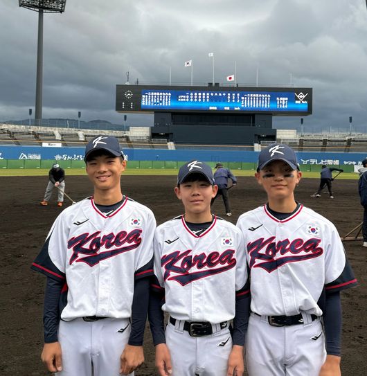 제11회 아시아유소년야구대회(12세 이하) 일본 마쓰야마 & 이마바리에 참가하고 있는 유소년 야구 국가대표 선수단이 슈퍼라운드 첫 경기에서 일본을 상대로 2-0으로 승리(2승)하며 종합 성적 1위에 올라섰다. / 대한야구소프트볼협회