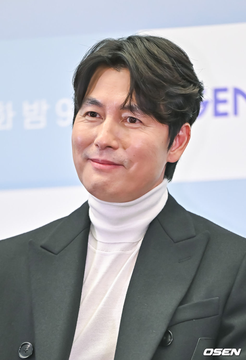 27일 오후 서울 상암동 스탠포드 호텔에 지니 TV 오리지널 '사랑한다고 말해줘' 제작발표회가 진행됐다.드라마 '사랑한다고 말해줘'는 손으로 말하는 화가 차진우(정우성 분)과 마음으로 듣는 배우 정모은(신현빈 분)의 소리 없는 사랑을 다룬 클래식 멜로다. 배우 정우성이 미소 짓고 있다.  2023.11.21 / soul1014@osen.co.kr