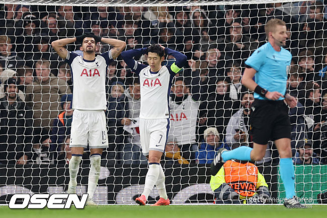 LONDON, ENGLAND - NOVEMBER 28: Dominic Solanke and Son Heung-Min of Tottenham Hotspur react after a missed chance during the UEFA Europa League 2024/25 League Phase MD5 match between Tottenham Hotspur and AS Roma at Tottenham Hotspur Stadium on November 28, 2024 in London, England. (Photo by Julian Finney/Getty Images)