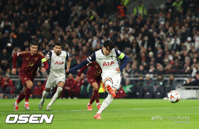 LONDON, ENGLAND - NOVEMBER 28: Son Heung-Min of Tottenham Hotspur scores his team's first goal from the penalty-spot during the UEFA Europa League 2024/25 League Phase MD5 match between Tottenham Hotspur and AS Roma at Tottenham Hotspur Stadium on November 28, 2024 in London, England. (Photo by Richard Heathcote/Getty Images)