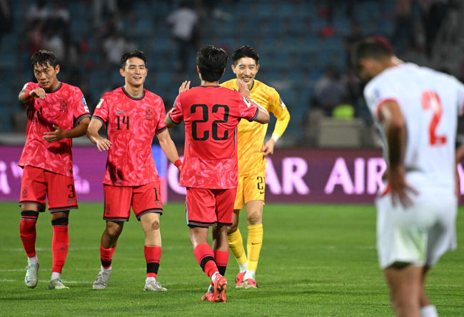 10일 오후(한국시간) 요르단 암만 국제경기장에서 2026 국제축구연맹(FIFA) 북중미월드컵 아시아 3차 예선 B조 3차전 한국과 요르단의 경기가 열렸다.다득점에서 앞선 요르단(1승1무, 4골)이 조 선두, 한국(1승1무, 3골)은 2위다. 한국이 조 선두를 탈환하려면 반드시 요르단을 잡아야 한다. 2024.10.10 /spjj@osen.co.kr주장 손흥민(32, 토트넘 홋스퍼)이 없어도, 연이어 부상 악재가 닥쳐도 충분히 강했다. 홍명보호가 요르단 원정에서 완승을 거두며 2023 카타르 아시안컵 설욕에 성공했다. 홍명보 감독이 지휘하는 축구대표팀은 10일 오후 11시(한국시간) 요르단 암만국제경기장에서 개최된 ‘2026 북중미 월드컵 아시아지역 3차 예선 3차전’에서 요르단을 2-0으로 꺾었다.경기 종료 후 한국 선수들이 승리의 기쁨을 나누고 있다. 2024.10.10 /spjj@osen.co.kr