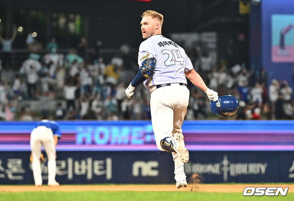 NC 맷 데이비슨이 9회말 무사 1루 중월 끝내기 2점 홈런을 치고 환호하고 있다. 2024.06.15 / foto0307@osen.co.kr