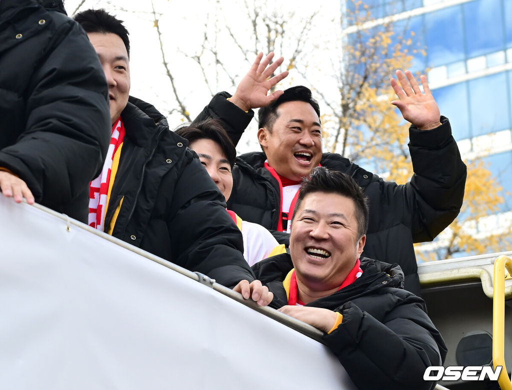 30일 오후 광주 서구 김대중컨벤션센터에서 프로야구 KIA 타이거즈의 한국시리즈 12번째 우승을 축하하는 V12행사가 열렸다. V12 행사에 앞서 KIA 타이거즈 선수단은 대형 오픈 버스에 올라 광주 금남로 5가부터 5·18민주광장까지 1.2㎞ 구간을 팬들의 환호 속에서 카퍼레이드도 펼쳤다.KIA 최형우가 미소짓고 있다. 2024.11.30 / ksl0919@osen.co.kr