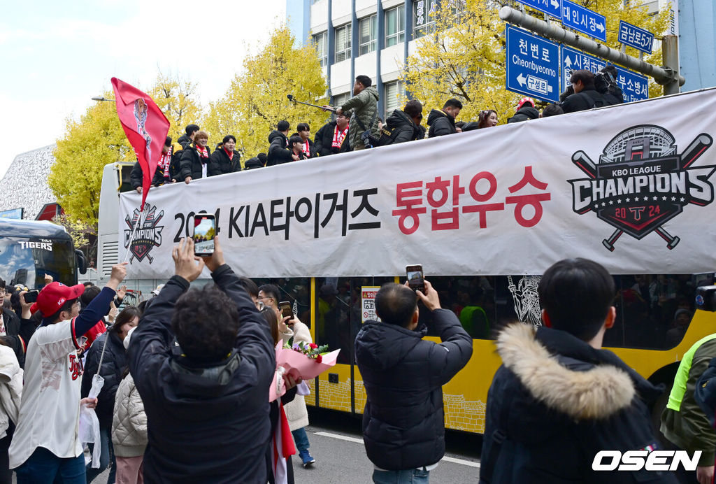 30일 오후 광주 동구 금남로 거리에서 프로야구 KIA 타이거즈의 한국시리즈 12번째 우승을 축하하는 카퍼레이드 행사가 35년 만에 열렸다. KIA 타이거즈 선수단은 대형 오픈 버스에 올라 광주 금남로 5가부터 5·18민주광장까지 1.2㎞ 구간을 팬들의 환호 속에서 이동했다. KIA 타이거즈 우승 축하 카퍼레이드가 펼쳐지고 있다. 2024.11.30 / ksl0919@osen.co.kr