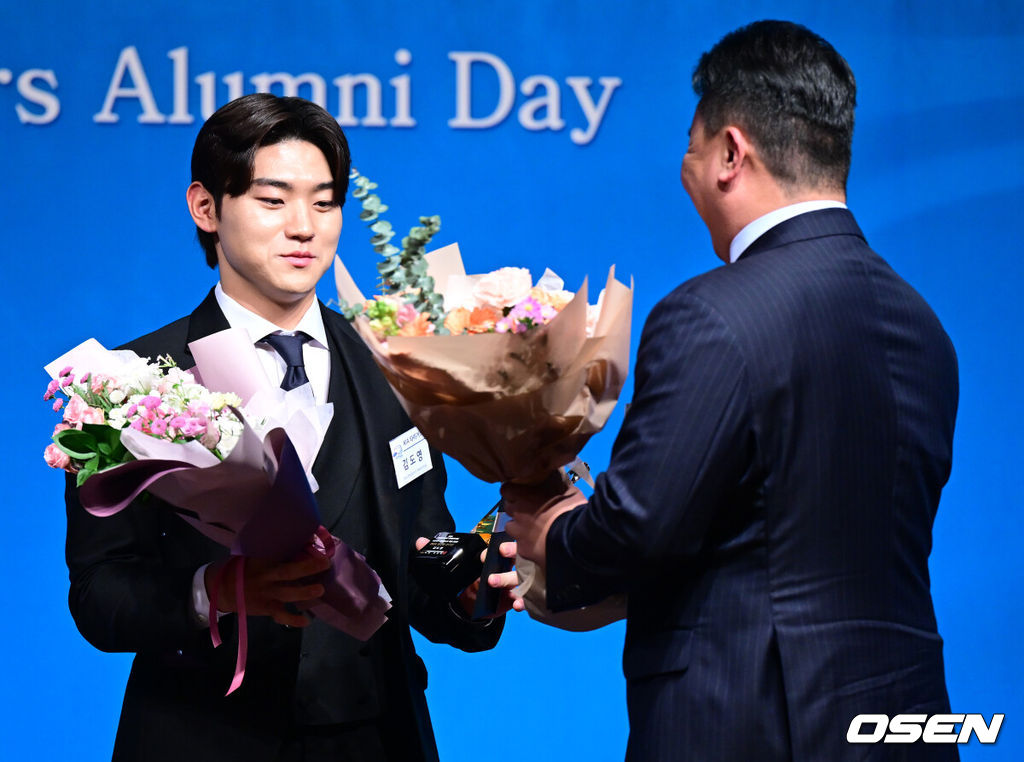 1일 오후 서울 청담동 리베라호텔에서 ‘2024 한국프로야구 은퇴선수의 날’ 시상식이 열렸다.한국프로야구은퇴선수협회(한은회)는 매년 연말 은퇴선수가 직접 선정하는 현역과 아마추어 선수를 위한 시상식을 개최하고 있다.KIA 김도영이 최고의 선수상을 수상한 뒤 이범호 감독의 축하를 받고 있다. 2024.12.01 / dreamer@osen.co.kr