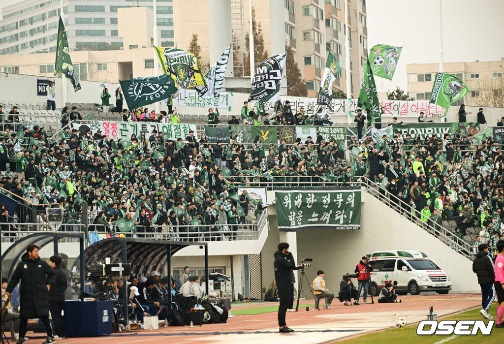 1일 오후 서울 양천구 목동종합운동장 목동주경기장에서 '하나은행 K리그 2024 승강 PO 1차전' 서울 이랜드와 전북 현대의 경기가 열렸다. K리그1 역대 최다 우승(9회)로 적수가 없었던 전북의 K리그 10위 승강 PO 추락은 많은 팬들에게 충격을 안겼다.경기장을 방문한 전북 팬들이 열띤 응원을 펼치고 있다. 2024.12.01 / ksl0919@osen.co.kr  