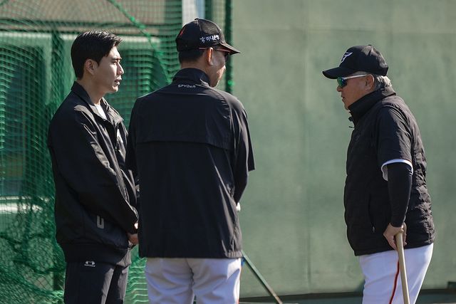 한화 심우준(왼쪽)이 지난달 일본 미야자키 마무리캠프를 찾아 김경문 감독(오른쪽)과 이야기를 나누고 있다. /한화 이글스 제공