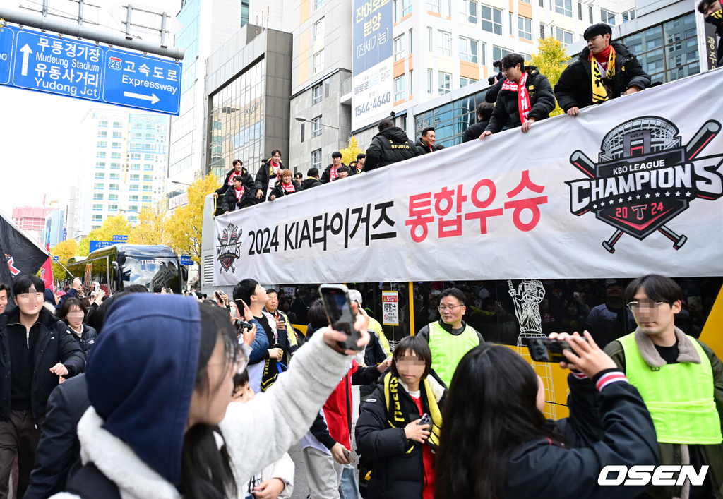 30일 오후 광주 동구 금남로 거리에서 프로야구 KIA 타이거즈의 한국시리즈 12번째 우승을 축하하는 카퍼레이드 행사가 35년 만에 열렸다.KIA 타이거즈 선수단은 대형 오픈 버스에 올라 광주 금남로 5가부터 5·18민주광장까지 1.2㎞ 구간을 팬들의 환호 속에서 이동했다.KIA 타이거즈 우승 축하 카퍼레이드가 펼쳐지고 있다. 2024.11.30 / ksl0919@osen.co.kr