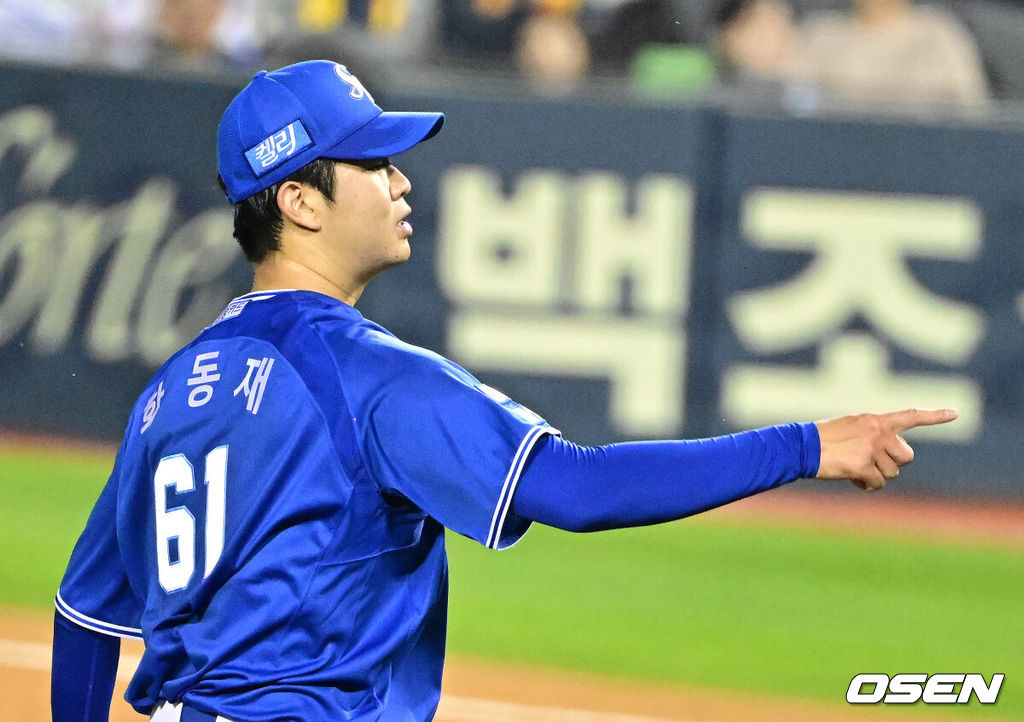 17일 서울 잠실야구장에서 ‘2024 신한 SOL뱅크 KBO 포스트시즌’ 플레이오프 3차전 LG 트윈스와 삼성 라이온즈의 경기가 열렸다.LG는 임찬규, 삼성은 황동재를 3차전 선발 투수로 내세웠다.1회말 2사 2루에서 삼성 황동재가 LG 김현수를 삼진 처리하고 있다. 2024.10.17 / jpnews@osen.co.kr