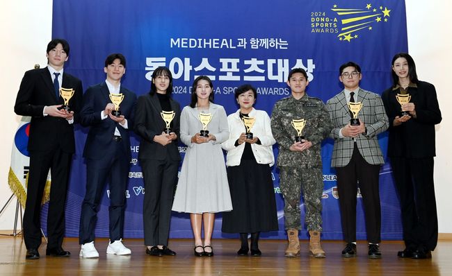 왼쪽부터 남자프로배구 올해의 선수 허수봉(현대캐피탈), 남자프로농구 이정현(소노), 여자프로농구 김단비(우리은행), 여자프로골프 박현경(한국토지신탁), 남자프로골프 장유빈(신한금융그룹) 대리수상 고모 장정윤, 프로축구 이동경(김천 상무), 프로야구 김도영(KIA 타이거즈), 여자프로배구 김연경(흥국생명) /스포츠동아 제공