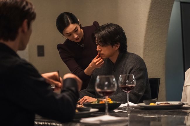 The Trunk (L to R) Jung Yun-ha as Lee Seo-yeon, Gong Yoo as Han Jeong-won in The Trunk Cr. Kim Seung-wan/Netflix © 2024