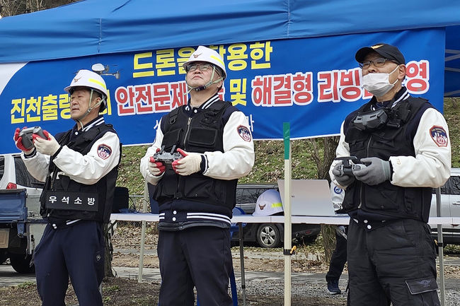 우석대(총장 박노준) 산업안전소방학과가 드론을 활용해 진천군의 주요 관광지에 대한 안전 점검을 이달 30일까지 진천소방서와 함께 진행한다. / 우석대