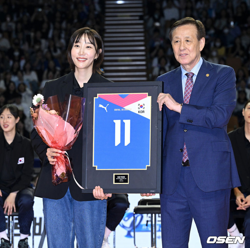 배구여제 흥국생명 핑크스파이더스 김연경(36)이 국가대표 은퇴경기를 승리로 장식했다. 김연경은 8일 서울 잠실실내체육관에서 열린 ‘KYK NVITATIONAL 2024’ 김연경 국가대표 은퇴경기에서 팀 대한민국 소속으로 출전해 70-60으로 승리했다. 경기 종료 후 진행된 국가대표 은퇴식에서 기념패를 받은 한유미가 오한남 대한배구협회장과 기념촬영을 하고 있다. 2024.06.08 /sunday@osen.co.kr