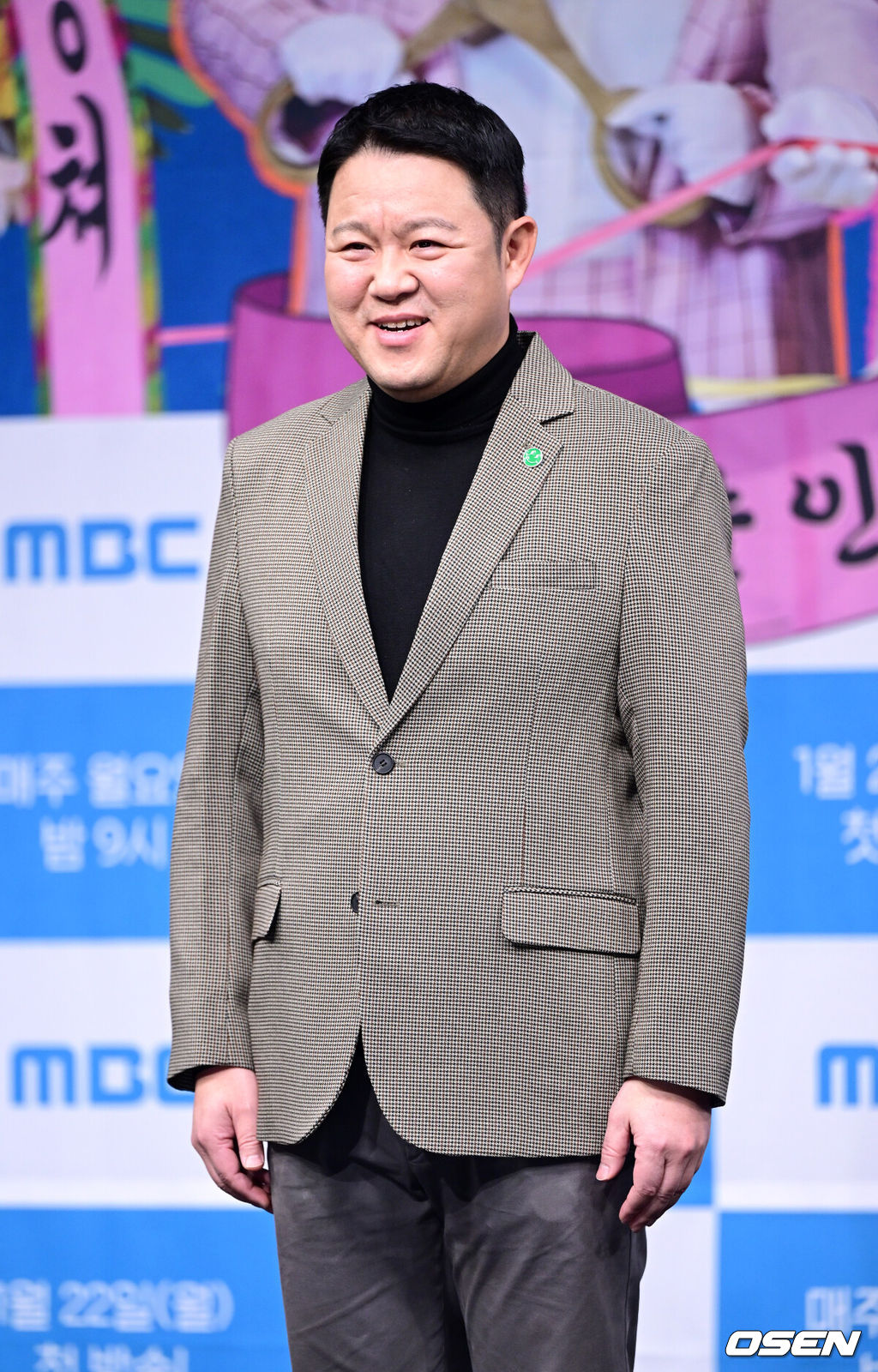 22일 오후 서울 상암 MBC에서 새 예능프로그램 ‘도망쳐: 손절 대행 서비스’ 제작발표회가 열렸다.새 예능 ‘도망쳐’는 다양한 인간관계 속 몹쓸 인연으로부터 도망치고 싶어도 도망치지 못한 이들을 위해 대신 관계를 정리해 주는 토크쇼다.방송인 김구라가 포토타임을 하고 있다. 2024.01.22 / dreamer@osen.co.kr