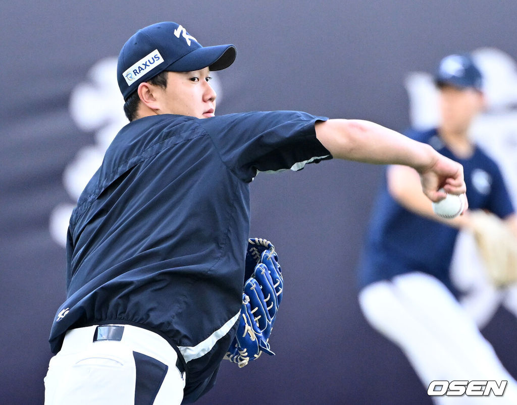 16일 오후 대만 타이베이 티엔무야구장에서 세계야구소프트볼연맹(WBSC) 프리미어12 2024 B조 대한민국과 도미니카공화국의 경기가 열릴 예정이다. 대한민국은 4차전 선발투수로 임찬규, 도미니카공화국은 프랑클린 킬로메를 내세웠다. 경기에 앞서 대표팀 유영찬이 캐치볼을 하고 있다. 2024.11.16 /sunday@osen.co.kr