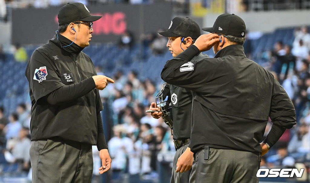 16일 창원 NC파크에서 2024 신한 SOL 뱅크 KBO 리그 NC 다이노스와 한화 이글스의 경기가 열렸다. 심판 볼판정 미스의 영향으로 삼성에 대패 당한 NC는 김시훈을 선발로 출전 시켜 분위기 반전을 노리며 3연패 중인 한화는 문동주를 내세워 연패 탈출을 노린다.  심판들이 ABS용 이어폰을 점검하고 있다. 2024.04.16 / foto0307@osen.co.kr