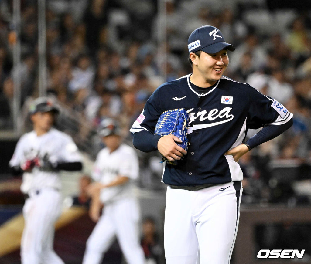 15일 오후 대만 타이베이돔에서 세계야구소프트볼연맹(WBSC) 프리미어12 2024 B조 대한민국과 일본의 경기가 열렸다.대한민국은 3차전 선발투수로 최승용, 일본은 다카하시 히로토를 내세웠다.3회말 2사 1루에서 대한민국 유영찬이 일본 구리하라의 중견수 플라이에 이주형이 호수비를 펼치자 미소짓고 있다. 2024.11.15 /sunday@osen.co.kr