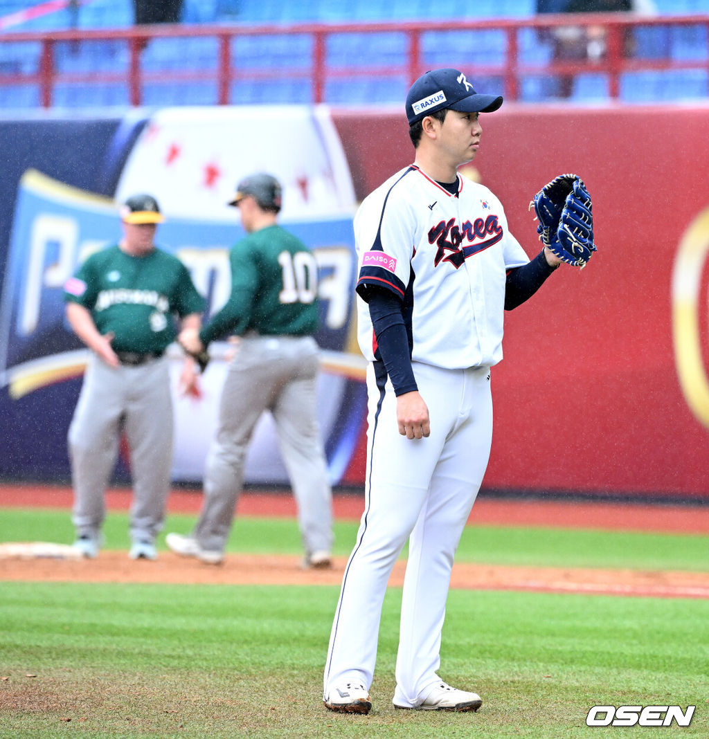 18일 오후 대만 타이베이 티엔무야구장에서 세계야구소프트볼연맹(WBSC) 프리미어12 2024 B조 대한민국과 호주의 경기가 열렸다.대한민국은 5차전 선발투수로 고영표, 호주는 티모시 애서튼을 내세웠다.5회초 무사 1루에서 한국 유영찬이 호주 홀에게 볼넷을 하고 있다. 2024.11.18 /sunday@osen.co.kr