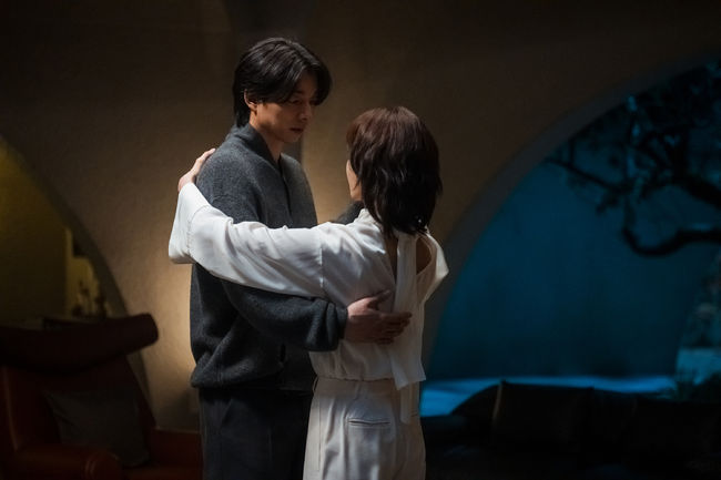 The Trunk (L to R) Gong Yoo as Han Jeong-won, Seo Hyun-jin as Noh In-ji in The Trunk Cr. Kim Seung-wan/Netflix © 2024