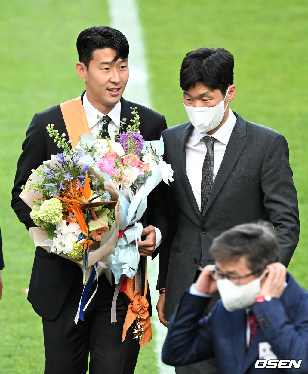 2일 오후 서울 마포구 상암동 서울월드컵경기장에서 대한민국과 브라질의 평가전이 진행됐다.경기에 앞서 체육훈장 청룡장 수여식을 마친 손흥민이 박지성의 축하를 받고 있다. 2022.06.02 /sunday@osen.co.kr