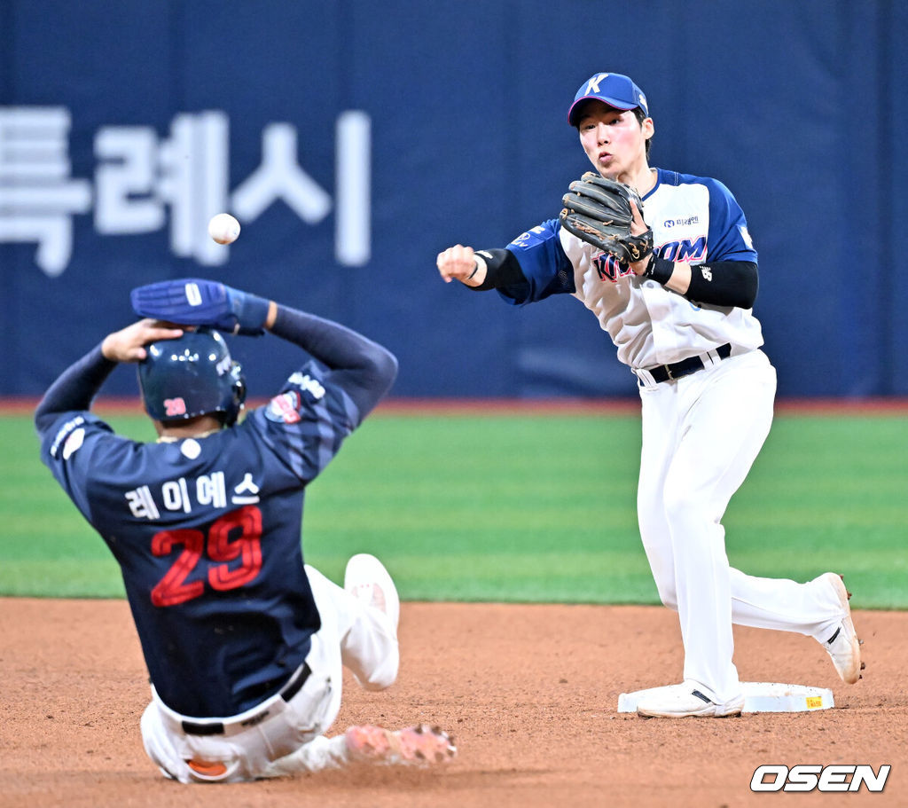 13일 오후 서울 고척스카이돔에서 ‘2024 신한 SOL BANK KBO리그’ 키움 히어로즈와 롯데 자이언츠의 경기가 진행됐다.이날 키움은 김선기를, 롯데는 찰리 반즈를 선발투수로 내세웠다.5회초 무사 주자 1루 롯데 전준우의 유격수 앞 병살타때 키움 2루수 김혜성이 2루에서 롯데 레이예스를 포스아웃 시킨 후 1루로 송구하고 있다. 2024.04.13 / rumi@osen.co.kr