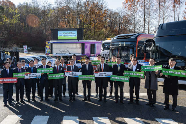 충청남도 김태흠 지사(앞줄 왼쪽 여섯번째), 전략기획실장 김동욱 부사장(앞줄 왼쪽 일곱번째), 현대차 국내사업본부장 정유석 부사장(앞줄 왼쪽 아홉번째) 등 주요 관계자가 협약식을 맺고 있다. 