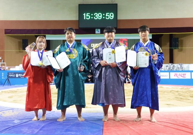 김태우(18·경북)와 김호민(23·경남), 이준희(30·경북), 박지유(21·경기도)가 ‘대통령배 2024 전국씨름왕선발대회’에서 각 체급별 씨름왕이 됐다. / 대한씨름협회