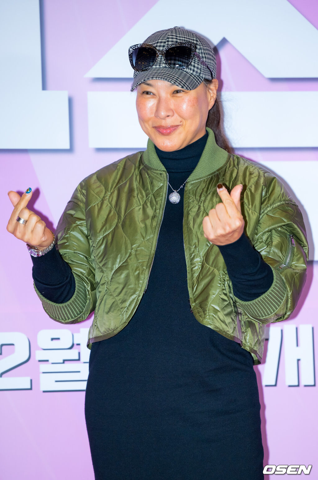 28일 오후 서울 용산구 CGV 용산아이파크몰에서 영화 '1승' VIP 시사회 포토월 행사가 열렸다.영화 '1승'은 이겨본 적 없는 감독과 이길 생각 없는 구단주, 이기는 법 모르는 선수들까지 승리의 가능성이 1도 없는 프로 여자배구단이 1승을 위해 도전에 나서는 이야기.포토월에서 배우 정영주가 포토타임을 갖고 있다. 2024.11.28 / rumi@osen.co.kr