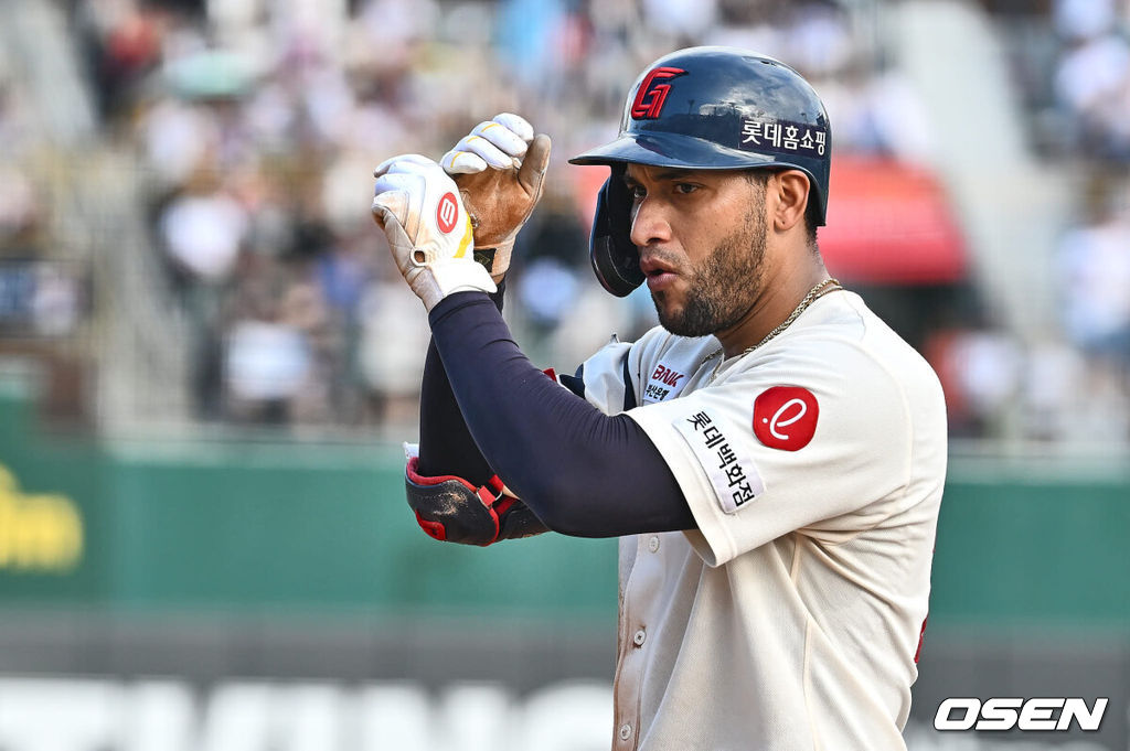 15일 부산 사직야구장에서 2024 신한 SOL 뱅크 KBO 리그 롯데 자이언츠와 한화 이글스의 경기가 열렸다. 홈팀 롯데는 윌커슨이 선발 출전하고 한화는 와이스가 선발 출전했다. 롯데 자이언츠 레이예스가 7회말 무사 우익수 오른쪽 안타를 치고 세리머니를 하고 있다. 2024.09.15 / foto0307@osen.co.kr